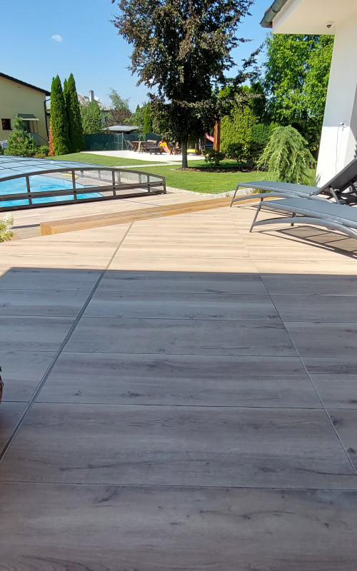 Výhled na terasu a bazén zákazníka. Podlahová krytina je keramická imitace dřeva. | VIP Reference 7