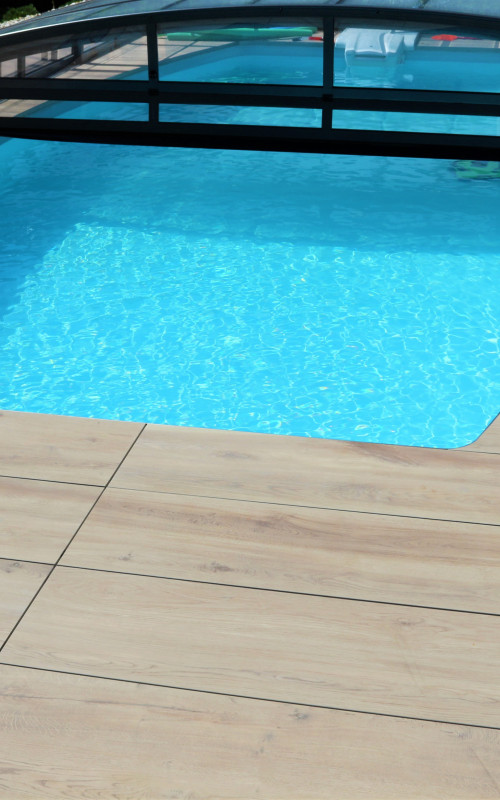 Keramickou dlažbu v imitaci dřeva, kterou má zákazník kolem bazénu se řemeslníkům povedlo nařezat i do oblých tvarů. | VIP Reference 7